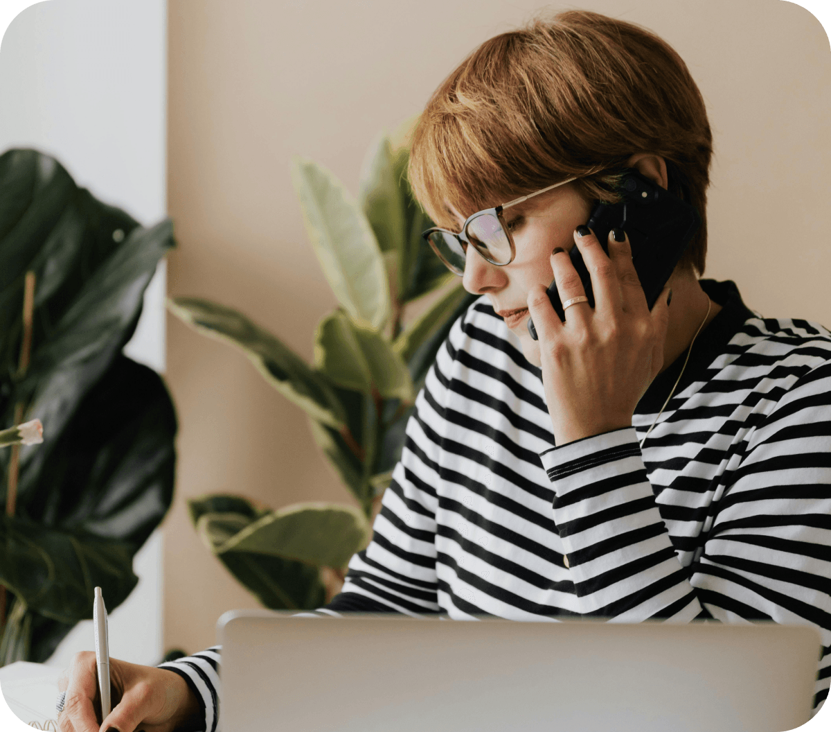 Support specialist answering phone call
